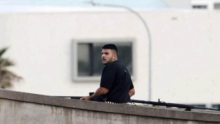 המחבל נאביד אכרם על הגשר ממנו בוצע הירי אוסטרליה פיגוע סידני מחבל נאביד אכרם