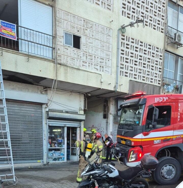 זירת השריפה בפתח תקווה (צילום: כב"ה) זירת השריפה בפתח תקווה