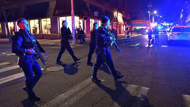 חמושים ברחובות: "החשוד - גבר לבוש בשחור" (צילום: AP) זירת הירי באוניברסיטת בראון