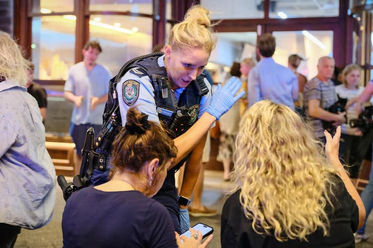 כוחות הביטחון מגישים סיוע לנפגעים בסידני (צילום: George Chan/Getty Images) פינוי הפצועים בירי ההמוני בבונדיי ביץ' באוסטרליה