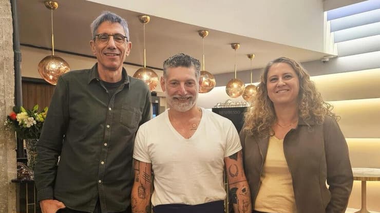 גרניט לצד מנכ״לית האוניברסיטה נעמה קאופמן-פס והרקטור פרופ׳ אורון שגריר (צילום: באדיבות האוניברסיטה העברית) מנכ"לית האוניברסיטה העברית נעמה קאופמן-פס, השף אסף גרניט, רקטור האוניברסיטה העברית פרופ' אורון שגריר