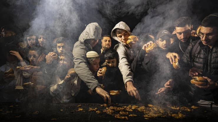 גברים וילדים מצטופפים ליד מנגל סעודת מצווה בעת ההילולה השנתית לכבוד הבאבא סאלי. נתיבות, 1 בפברואר 2025 (צילום: סמדר אילוטוביץ) גברים וילדים מצטופפים ליד מנגל סעודת מצווה בעת ההילולה השנתית לכבוד הבאבא סאלי. נתיבות, 1 בפברואר 2025