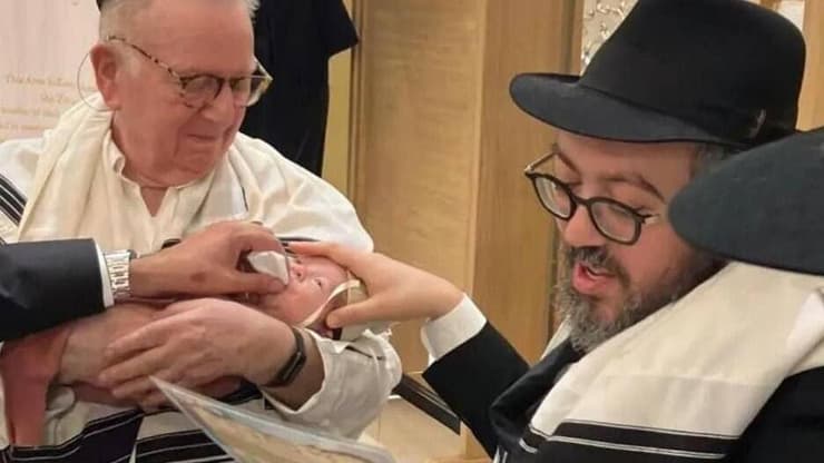 שלנגר בברית המילה של בנו, לפני שבועות ספורים בלבד (צילום: לפי סעיף 27א' לזכויות יוצרים ) הרב אלי שלנגר שנרצח בירי ההמוני בסידני