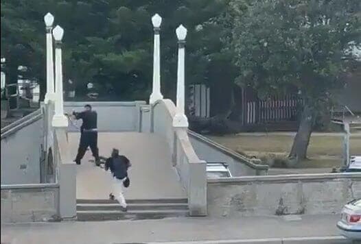 המחבלים סג'יד אכרם ובנו נאביד יורים מהגשר. הטבח נמשך 8 דקות שלמות (צילום: לפי סעיף 27א' לזכויות יוצרים ) תיעוד: דקה אחר דקה של נטרול המחבלים בונדיי ביץ'