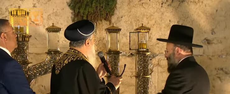 הרב דוד יוסף מדליק את הנר הראשון (צילום: הקרן למורשת הכותל) הרב דוד יוסף מדליק את הנר הראשון