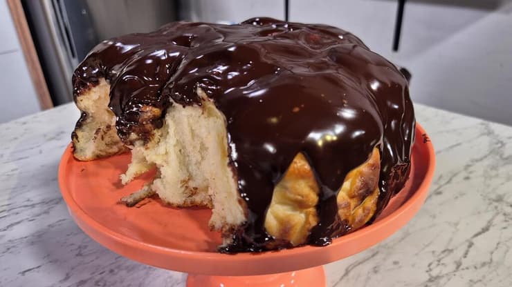 "זה נראה כמו עוגה - אבל בביס זה לגמרי סופגנייה": עוגת סופגניות אפויה (צילום: אסף קוזין) רכה וחגיגית: עוגת סופגניות אפויה