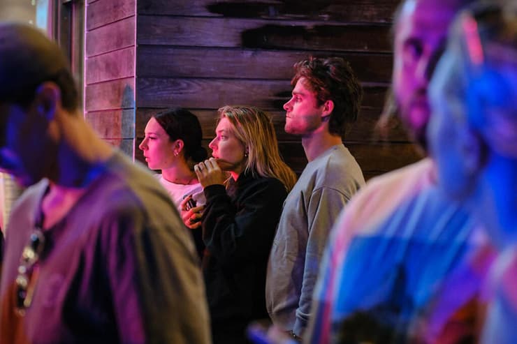 בזירה בבונדיי ביץ', אחרי רדת החשכה (צילום: George Chan/Getty Images) פינוי הפצועים בירי ההמוני בבונדיי ביץ' באוסטרליה