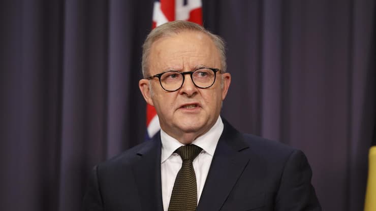 במקום לעמוד לצד ישראל, העניקו פרס לטרור. ראש הממשלה אלבניזי (צילום: George Chan/Getty Images) פינוי הפצועים בירי ההמוני בבונדיי ביץ' באוסטרליה