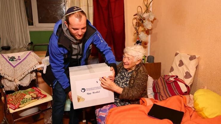 מחלקים חבילות לחנוכה (צילום: Jrnu) מחלקים חבילות לחנוכה