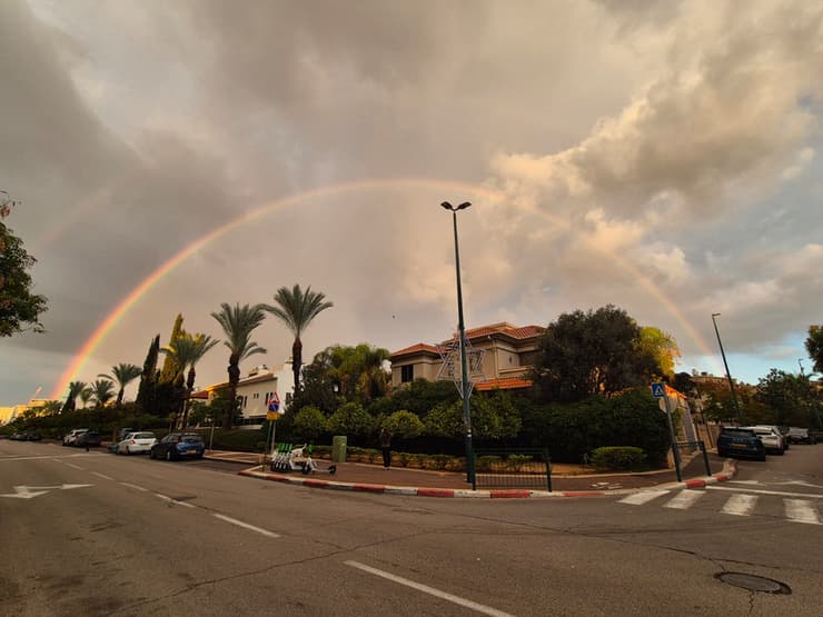 קשת בענן בקריית אונו, הבוקר (צילום: פיני נטרביץ) קשת בענן בקריית אונו