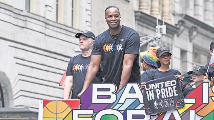 ג'ייסון קולינס במצעד הגאווה בניו יורק ב-2024. "לא הולך לתת לסרטן להרוג אותי בלי לתת פייט רציני"