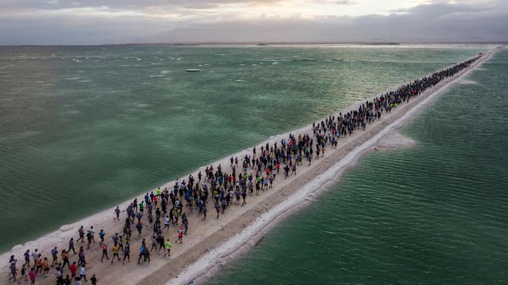 אלפי רצים משתתפים במרתון ים המלח. (צילום: אביר סולטן / EPA) אלפי רצים משתתפים במרתון ים המלח.