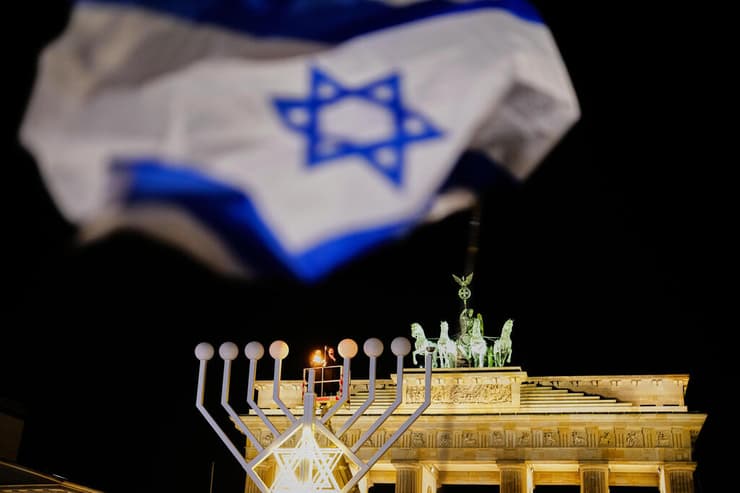 שער ברנדנבורג ברלין גרמניה הדלקת נר ראשון של חנוכה (ציילום: AP Photo/Markus Schreiber) שער ברנדנבורג ברלין גרמניה הדלקת נר ראשון של חנוכה