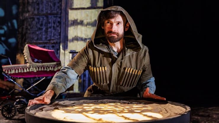 החומר מאוד רלוונטי, גם היום. אלכס קרול (צילום: מתוך ההצגה "מעגל הגיר הקווקזי" בהבימה) אלכס קרול