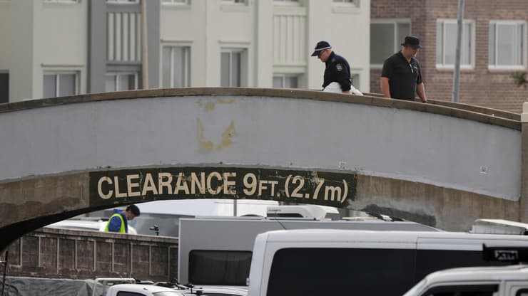 "לחלוטין בתת-מוכנות". השוטרים על הגשר שממנו ירו המחבלים (צילום: AP Photo/Mark Baker) הזירה באוסטרליה