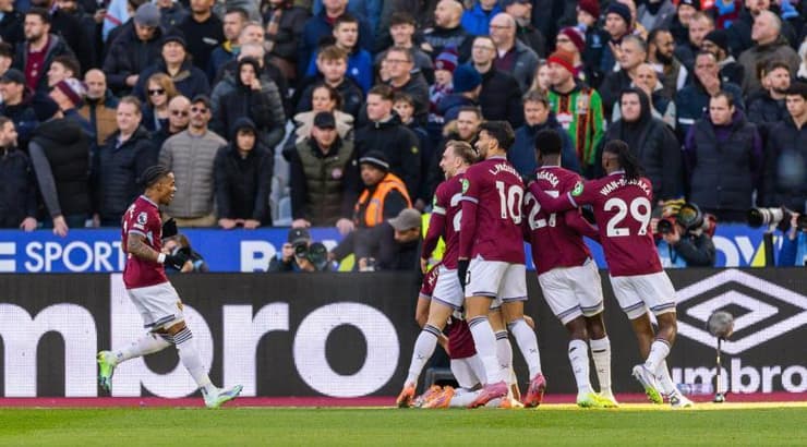 שחקני ווסטהאם חוגגים ליד היציע (IMAGO) שחקני ווסטהאם חוגגים ליד היציע