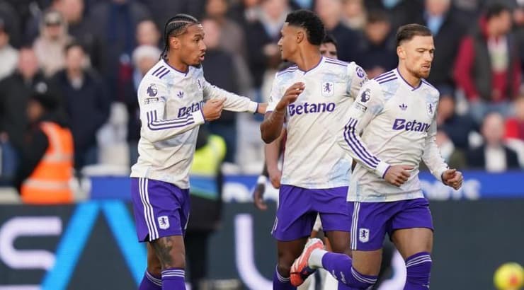 שחקני אסטון וילה שמחים (IMAGO) שחקני אסטון וילה שמחים