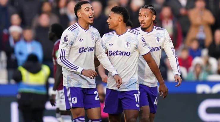 שחקני אסטון וילה חוגגים (IMAGO) שחקני אסטון וילה חוגגים