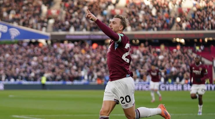 ג'ארוד בואן רץ לחגוג ומצביע אל היציע (IMAGO) ג'ארוד בואן רץ לחגוג ומצביע אל היציע