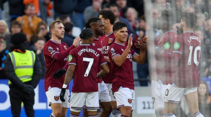 שחקני ווסטהאם חוגגים עם ג'ארוד בואן (IMAGO) שחקני ווסטהאם חוגגים עם ג'ארוד בואן