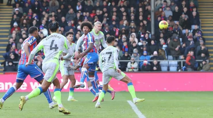 הכדור בדרך לשער מהנגיחה של ארלינג הולאנד (IMAGO) הכדור בדרך לשער מהנגיחה של ארלינג הולאנד