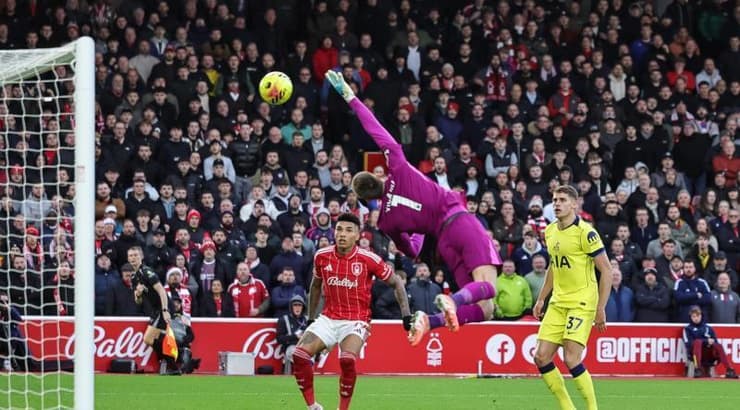 הכדור בדרכו אל השער (IMAGO) הכדור בדרכו אל השער