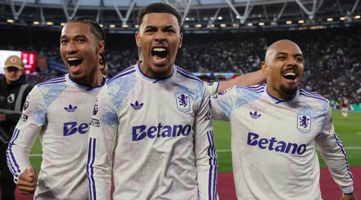 מורגן רוג'רס חוגג עם דונייל מאלן ובובאקר קמארה (IMAGO) מורגן רוג'רס חוגג עם דונייל מאלן ובובאקר קמארה