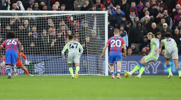 ארלינג הולאנד ברגע בעיטת הפנדל (IMAGO) ארלינג הולאנד ברגע בעיטת הפנדל