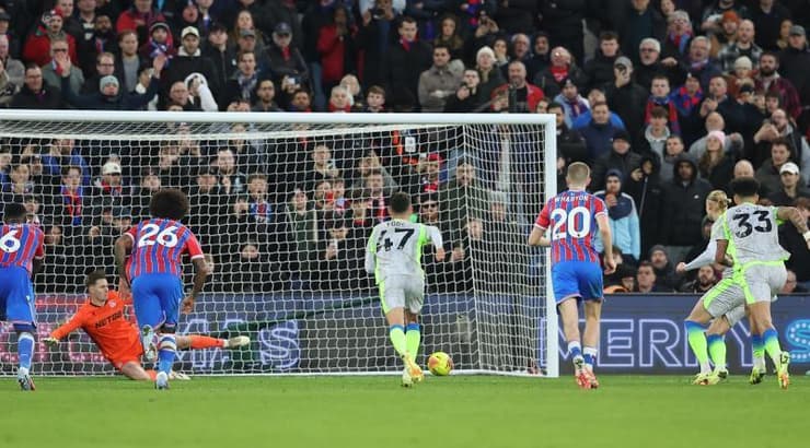 בעיטת הפנדל של ארלינג הולאנד בדרך להיכנס לשער (IMAGO) בעיטת הפנדל של ארלינג הולאנד בדרך להיכנס לשער