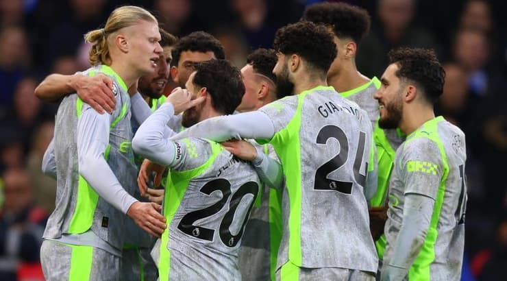 שחקני מנצ'סטר סיטי חוגגים עם ארלינג הולאנד (IMAGO) שחקני מנצ'סטר סיטי חוגגים עם ארלינג הולאנד