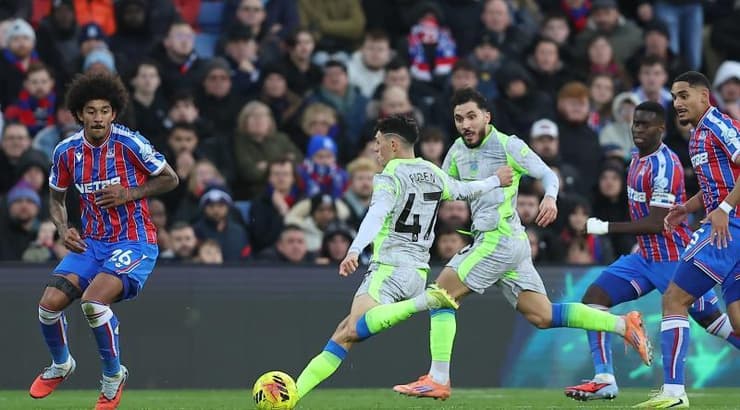 פיל פודן בועט לשער (IMAGO) פיל פודן בועט לשער