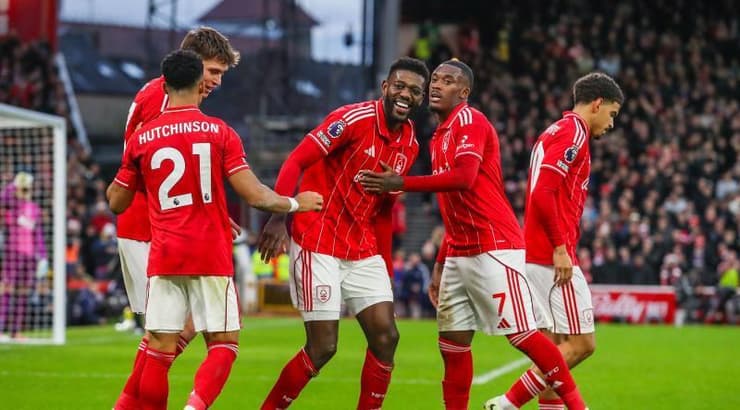 איברהים סנגארה חוגג עם חבריו (IMAGO) איברהים סנגארה חוגג עם חבריו