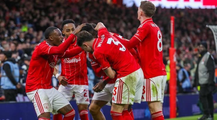 שחקני נוטינגהאם פורסט שמחים (IMAGO) שחקני נוטינגהאם פורסט שמחים