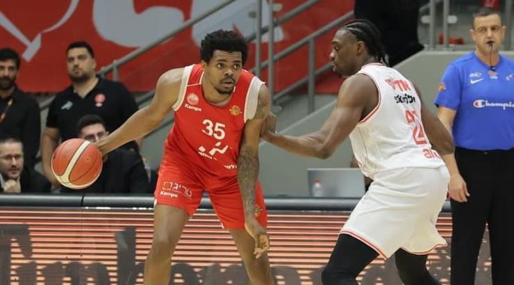 מייקל פוסטר ג'וניור עם הכדור (מרטין גוטדאמק) מייקל פוסטר ג'וניור עם הכדור