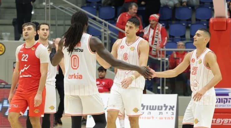 שחקני הפועל תל אביב מאושרים (מרטין גוטדאמק) שחקני הפועל תל אביב מאושרים