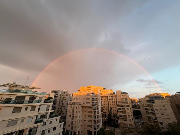 תל אביב (צילום: ג'וני חוכם) קשת בענן בתל אביב