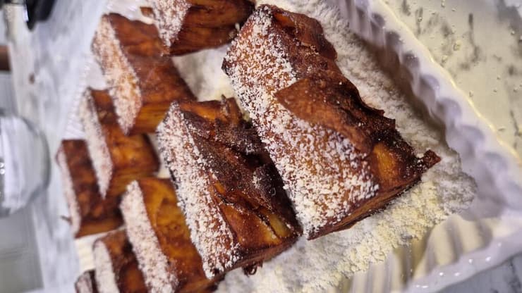 "זו מנה שתעלים את המגש תוך שנייה. אל תגידו שלא הזהרתי".
צ'יפס גראטן (צילום: אסף קוזין) פריך ומכוסה בפרמזן: צ'יפס גראטן