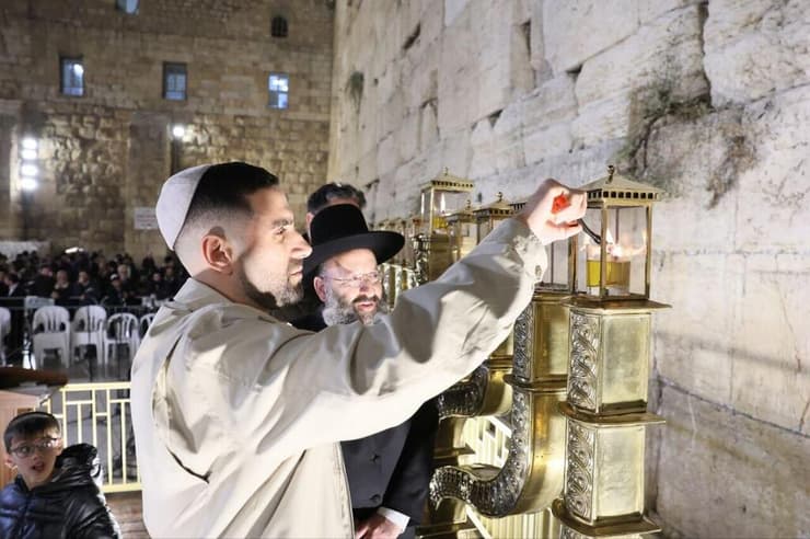 שגב כלפון מדליק נר חנוכה (צילום: הקרן למורשת הכותל) שגב כלפון מדליק נר חנוכה