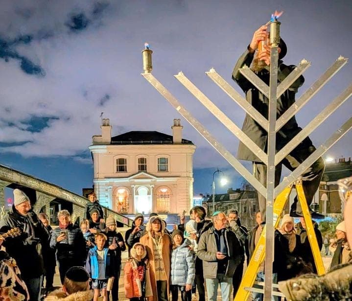 מדליקים נרות חנוכה בלונדון (צילום: הקהילה היהודית בלונדון) מדליקים נרות חנוכה בלונדון