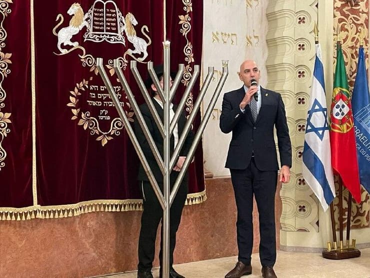 מדליקים נרות חנוכה בבית כנסת בליסבון (צילום: CPJ) מדליקים נרות חנוכה בבית כנסת בליסבון