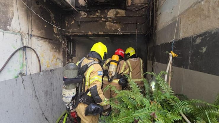 זירת השריפה בפתח תקווה (צילום: כב"ה) זירת השריפה בפתח תקווה