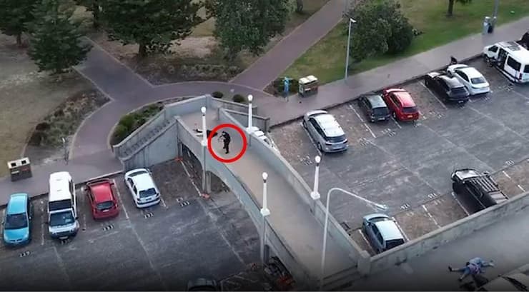 המחבלים על הגשר, כפי שתועדו מהרחפן (צילום: לפי סעיף 27א' לזכויות יוצרים ) תיעוד: נטרול היורים בסידני שבאוסטרליה