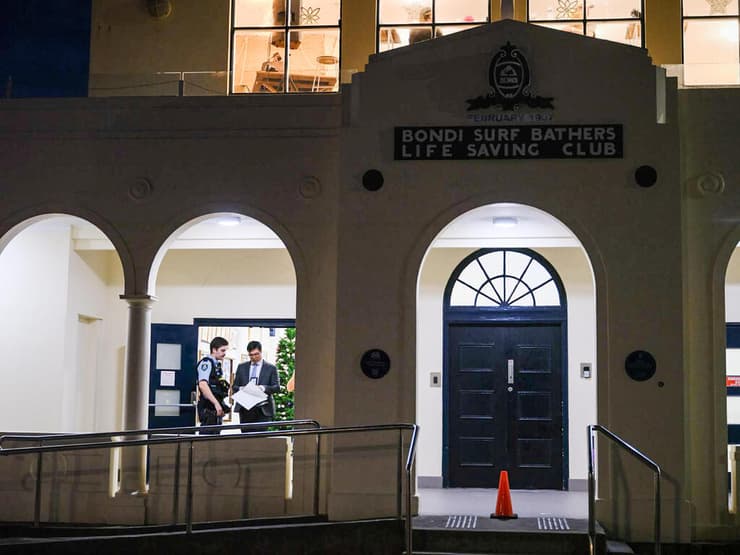 צילום: George Chan/Getty Images פינוי הפצועים בירי ההמוני בבונדיי ביץ' באוסטרליה