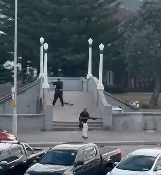 ירי ללא הפסקה שנמשך דקות ארוכות (צילום: לפי סעיף 27א' לזכויות יוצרים ) תיעוד: דקה אחר דקה של נטרול המחבלים בונדיי ביץ'