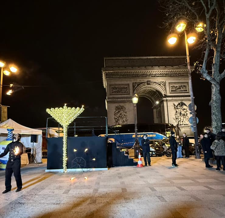 מדליקים נרות חנוכה ליד שער הניצחון בפריז