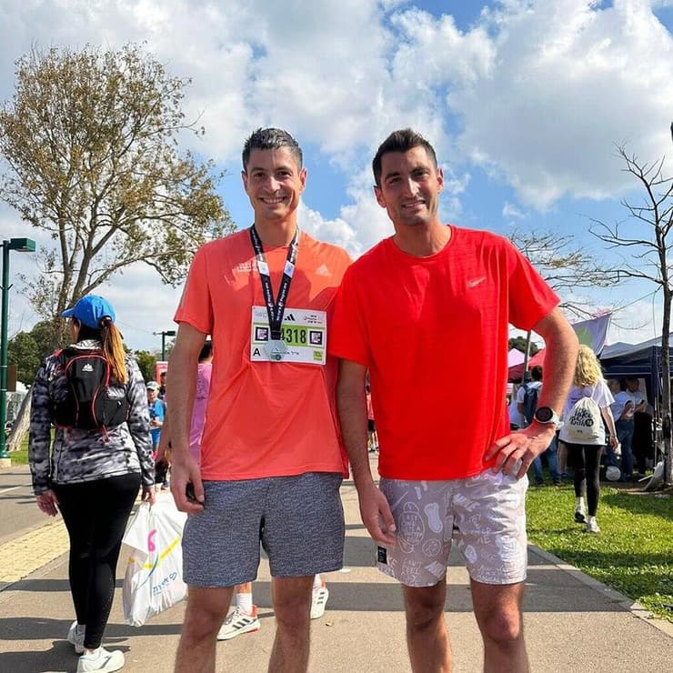 התמונה המשותפת האחרונה. אייל אשכר (משמאל) עם אחיו אור, עשרה ימים לפני מותו של אור (צילום פרטי) התמונה המשותפת האחרונה. אייל אשכר (משמאל) עם אחיו אור, עשרה ימים לפני מותו של אור