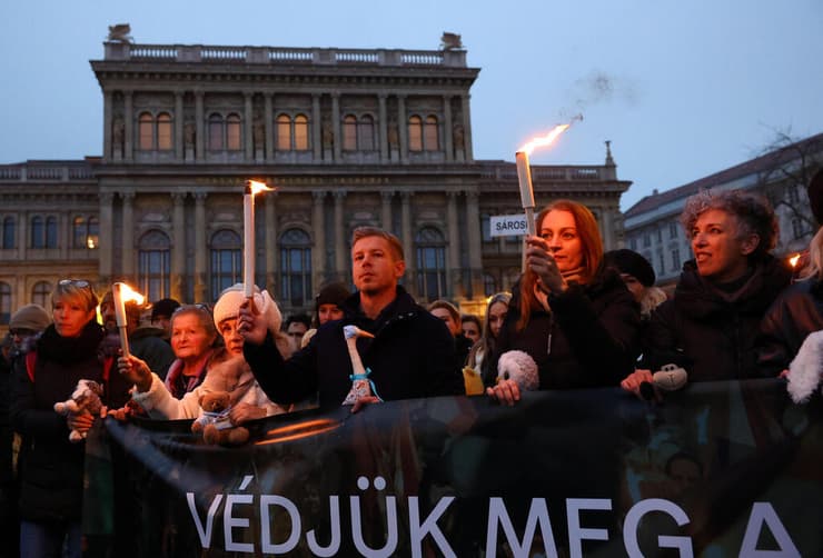 מפגינים עם לפידים בשבת בבודפשט. "הם נאחזים בציפורניים בשלטון" (צילום: REUTERS/Bernadett Szabo) הונגריה מחאה נגד ויקטור אורבן פרשת התעללות ב ילדים