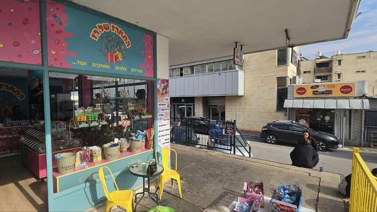 העסקים משוועים ללקוחות. "אין כמעט ילדים בעיר" הילה רז בחנות הממתקים המארז של רז
