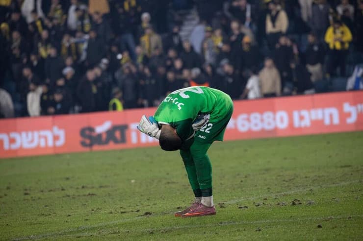 אבו ניל אחרי שנפגע מחפצים שהושלכו עליו (צילום: אלכס קולומויסקי) אבו ניל