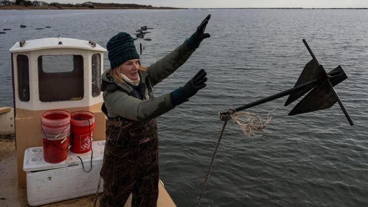 כוכבת ה-WNBA לשעבר סו וויקס משליכה מלכודת צדפות מסירת הדיג שלה (צילום: AP Photo/Yuki Iwamura) כוכבת ה-WNBA לשעבר סו וויקס משליכה מלכודת צדפות מסירת הדיג שלה